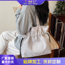 跨境格子包包女款2026新款夏休闲通勤单肩包大容量斜挎推特水桶包