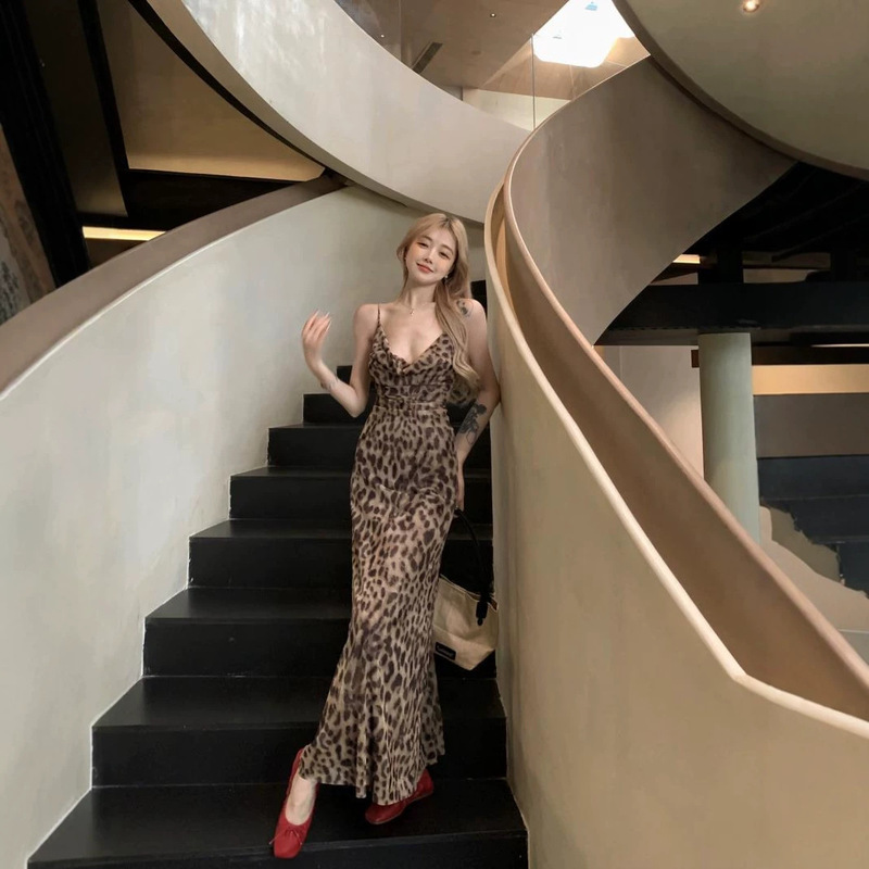 Plus-Size Retro Leopard Print Swing-Neck Strap Dress for Women, Slim-Fit, Flattering, Waist-Cinching Long Dress Plus-Size Retro Leopard Print Swing-Neck Strap Dress for Women, Slim-Fit, Flattering, Waist-Cinching Long Dress