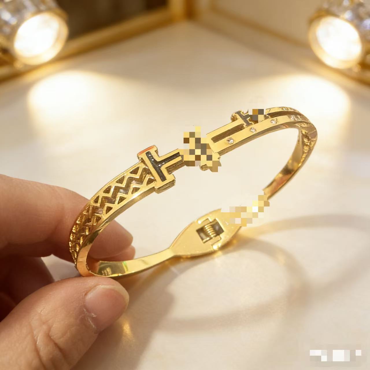 2025 新しいヨーロッパとアメリカのビッグブランドチタン鋼ブレスレット非退色ステンレス鋼ブレスレットバックルオープニングハンドジュエリー卸売