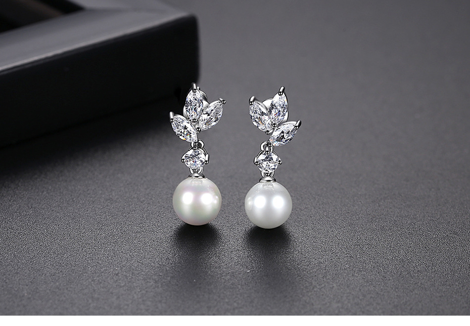 1 Pair Lady Leaf Artificial Pearl Copper Plating Inlay Zircon Drop Earrings display picture 1
