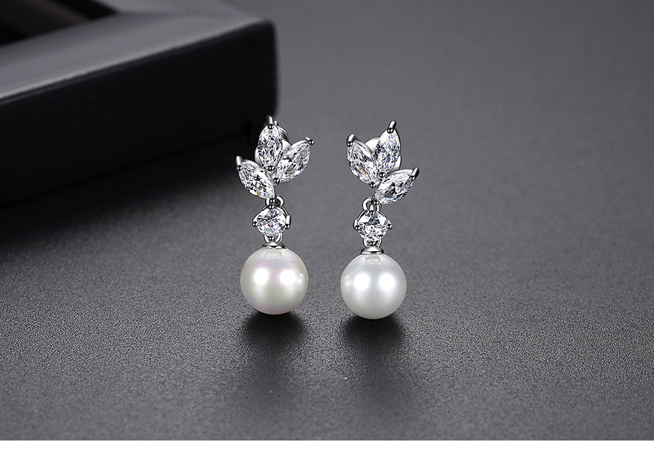 8g Weight Zircon Inlay Material 1 Pair Lady Leaf Artificial Pearl Copper Plating Inlay Zircon Drop Earrings