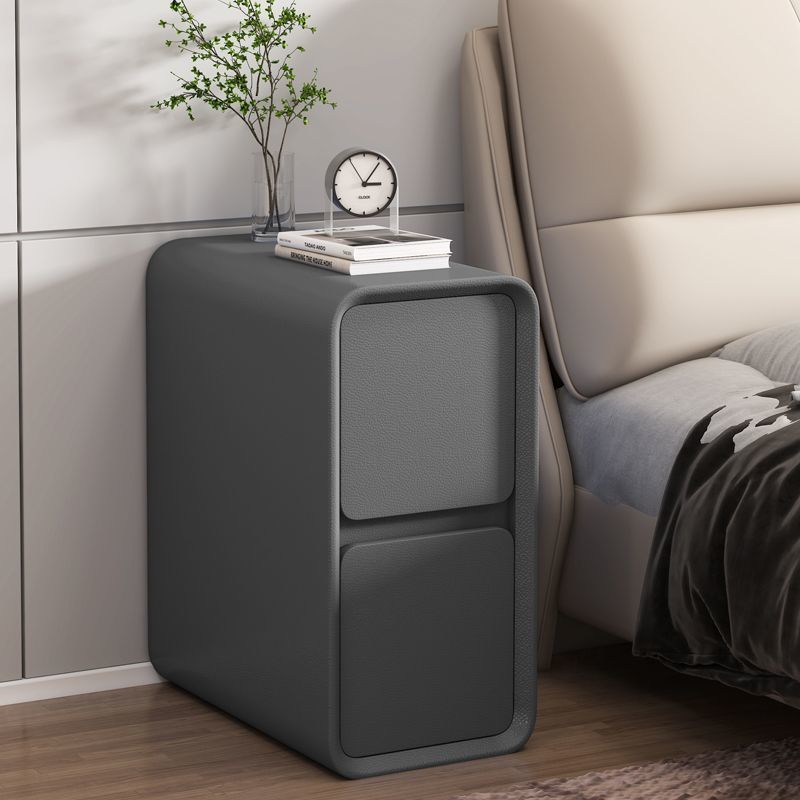 Mesa de cabecera moderna simple, viento de crema de madera sólida, almacenamiento ultra estrecho, nuevo almacenamiento de dormitorio de lujo ligero de tres pisos para el hogar junto a la cama