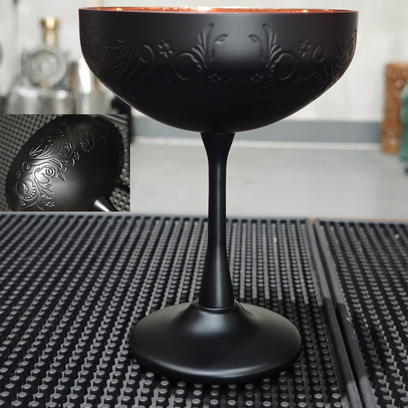 꽃 스파이크 컵은 내부에 구리 도금이 있고 외부에 도색되어 있습니다.