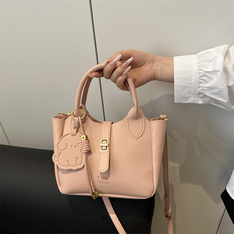 Bolsos de gran capacidad para mujer primavera y verano todo fósforo 2025 nueva versión coreana de la bolsa de mensajero casual popular de este año