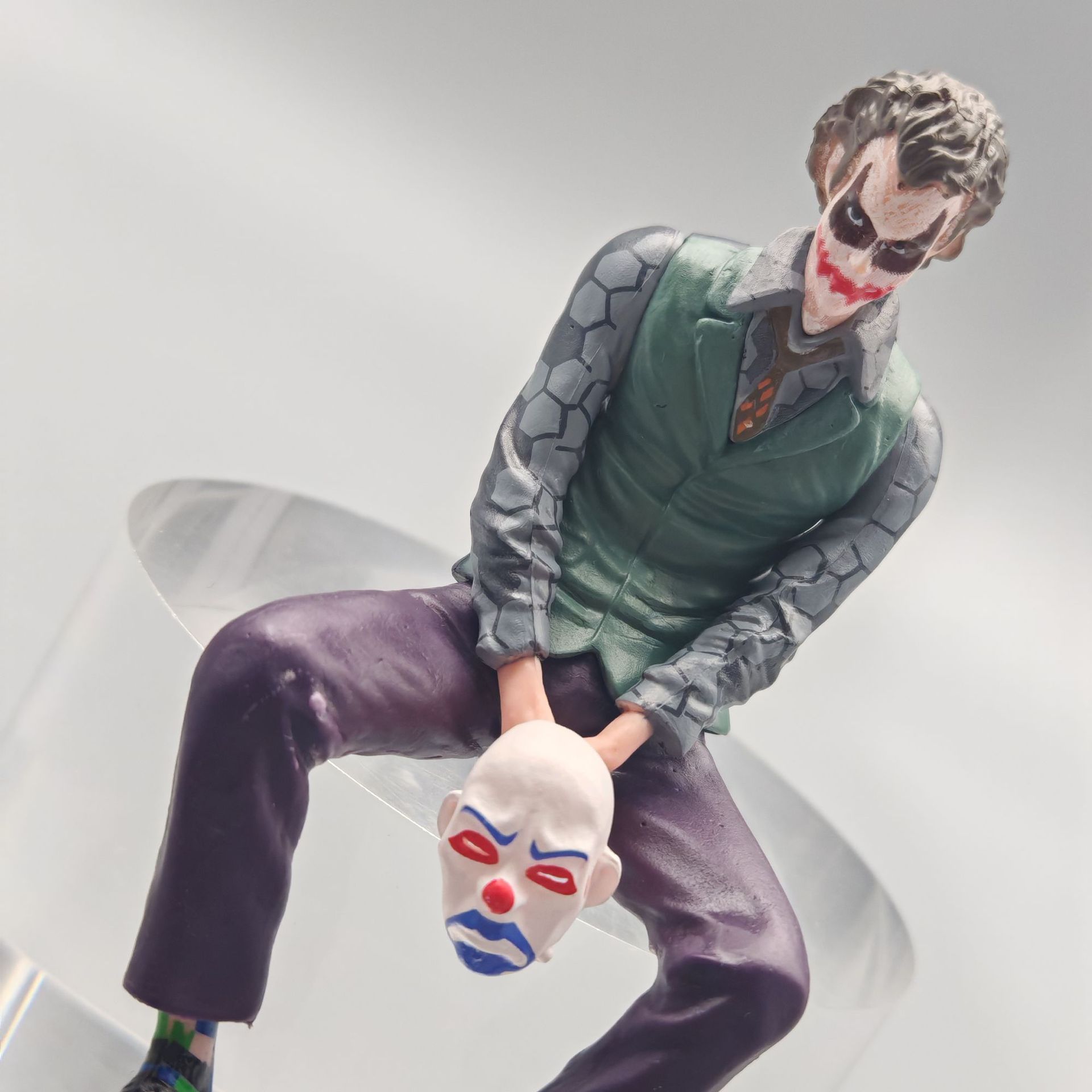 Adornos de coche de payaso en la parte superior de la joyería de Heath Ledger Marvel Suicide Squad Modelo de figura sentada Coche para niños