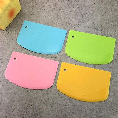 Manufacturer supplies baking tool scraper, PP cream cake flour cutting knife, semicircular plastic scraper with hole