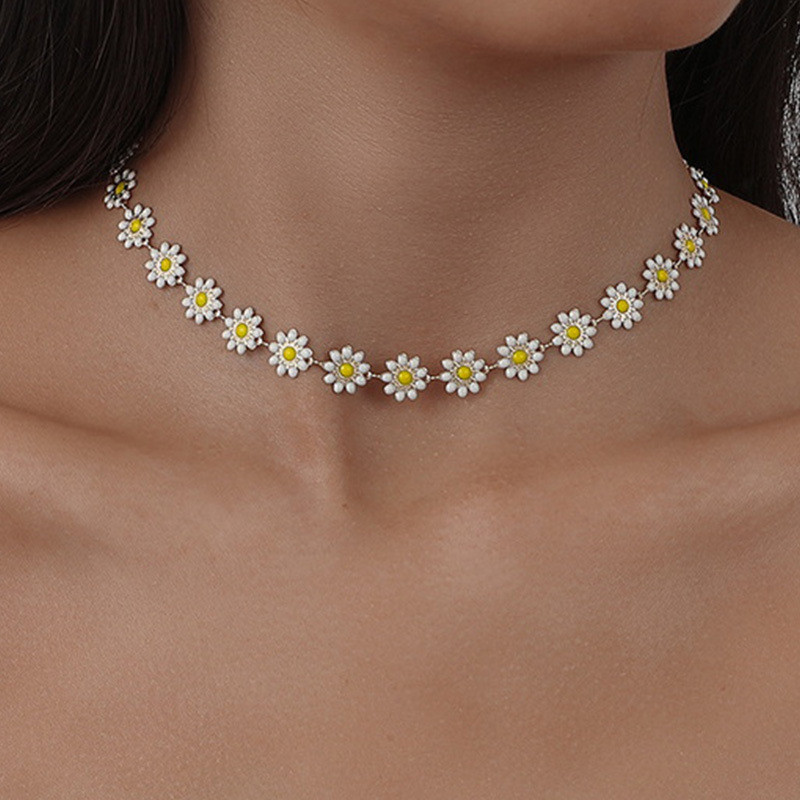 Daisy Necklace Style