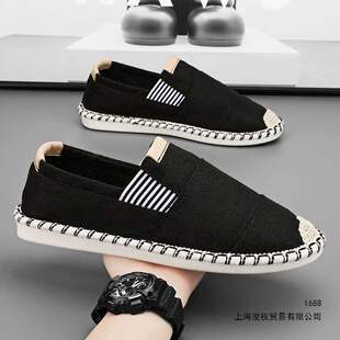 ������Ь�ļ�͸��������e�ϱ����O��Ь����һ�_�ź�ɫ������Ь