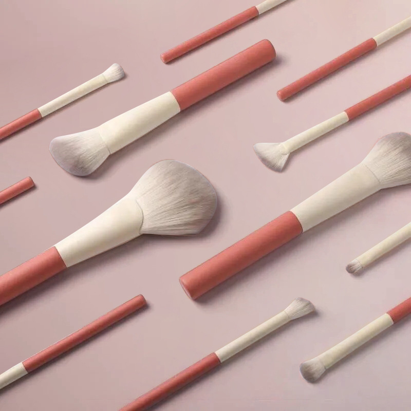 Holiday Series 12 juegos de pinceles de maquillaje Sombra de ojos Corrector Reparación de rubor Cepillo de maquillaje de lana suave de frambuesa