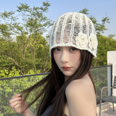 韓国の立体花の透かし彫りのピンクのニットの帽子の女性の2025春夏の新型の小さい大衆は顔の小さい包頭の毛糸の帽子を現します。