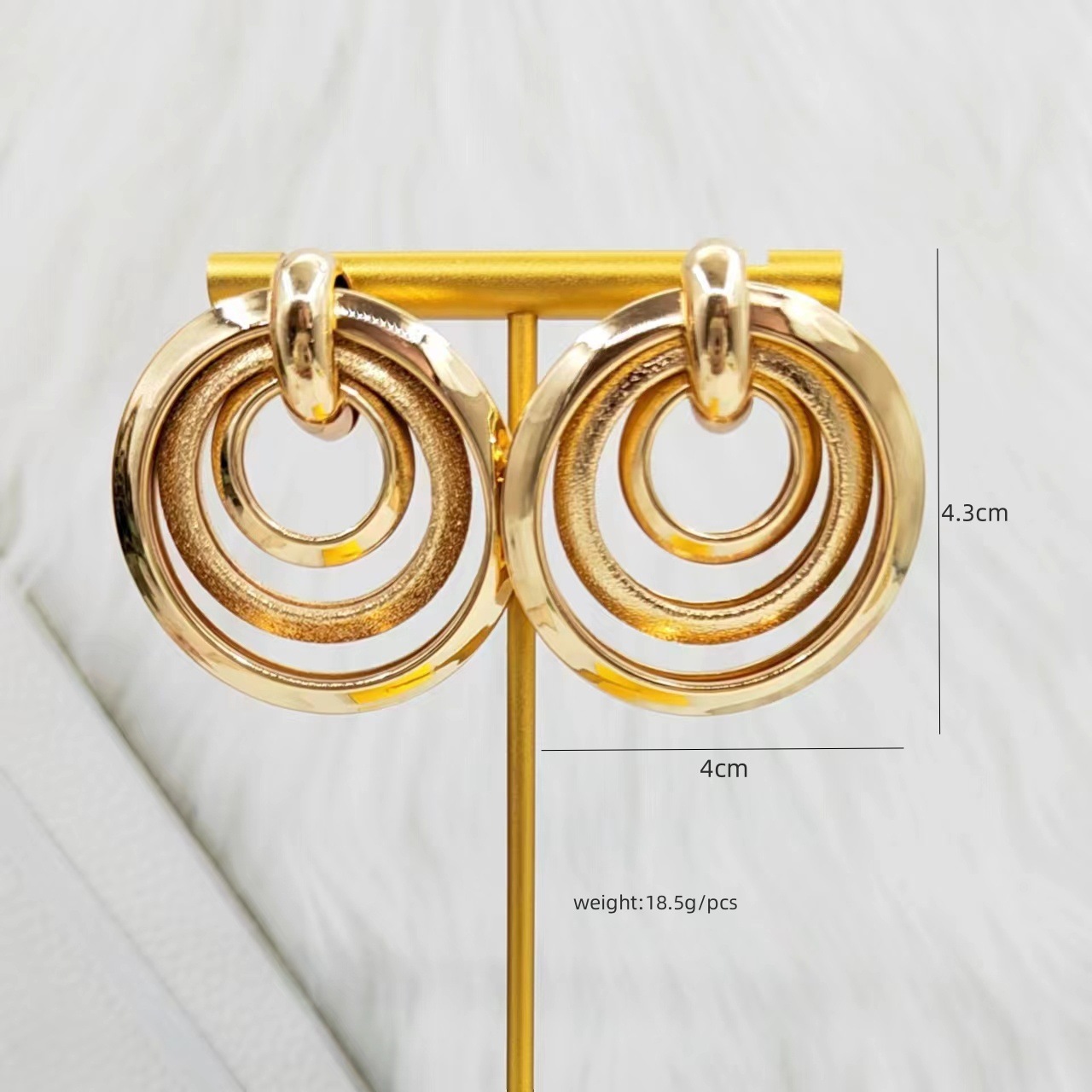 Pendientes retro de metal europeo y americano estilo frío diseño hueco redondo de lujo ligero creativo Pendientes de temperamento coreano