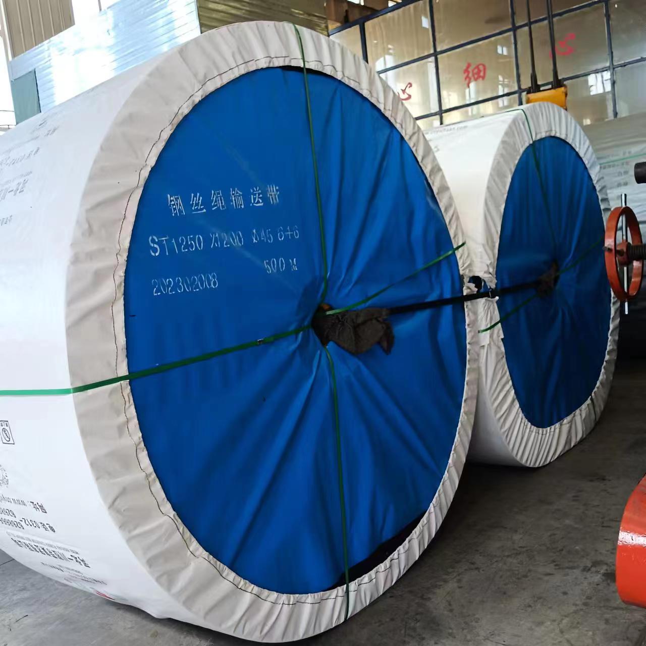 钢丝绳输送带批发 ST3150远距离输送皮带 钢丝防撕裂网300宽提升