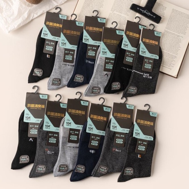Men's antibacterial and odor-resistant mid-calf socks, made of 100% cotton, absorbent, breathable, suitable for business and casual wear, available in black, white, and gray, with a simple letter design, wholesale