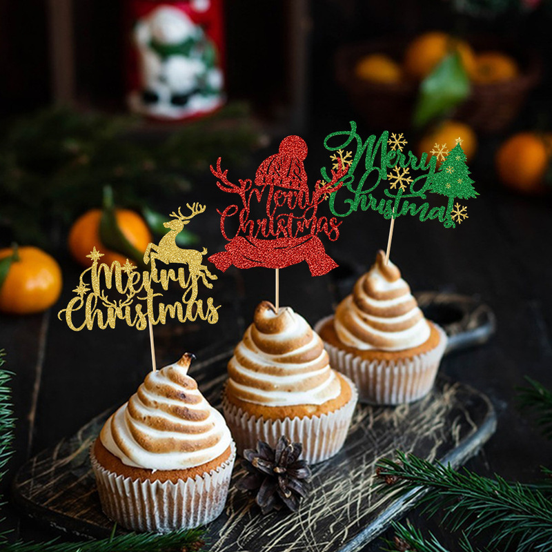 クリスマスケーキは祝日の雰囲気のケーキを挿してクリスマスツリーの雪だるまの鹿のクリスマスの楽しいパーティーに署名を挿します。|undefined