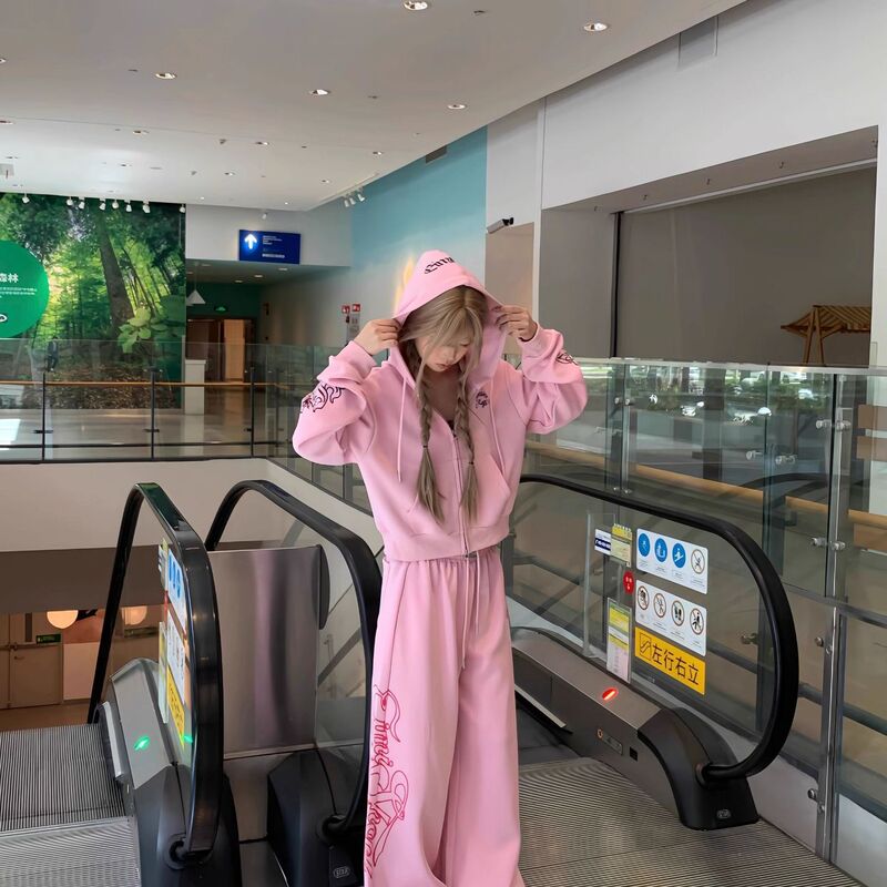 Cute pink zip-up sweatshirt jacket, autumn Korean style simple high-waisted wide-leg pants, new fashion trendy outfit Cute pink zip-up sweatshirt jacket, autumn Korean style simple high-waisted wide-leg pants, new fashion trendy outfit