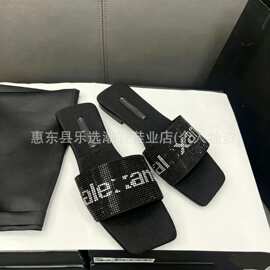 外贸2026春夏新款AW大王方头绸缎水钻字母一字拖鞋舒适平底凉拖鞋