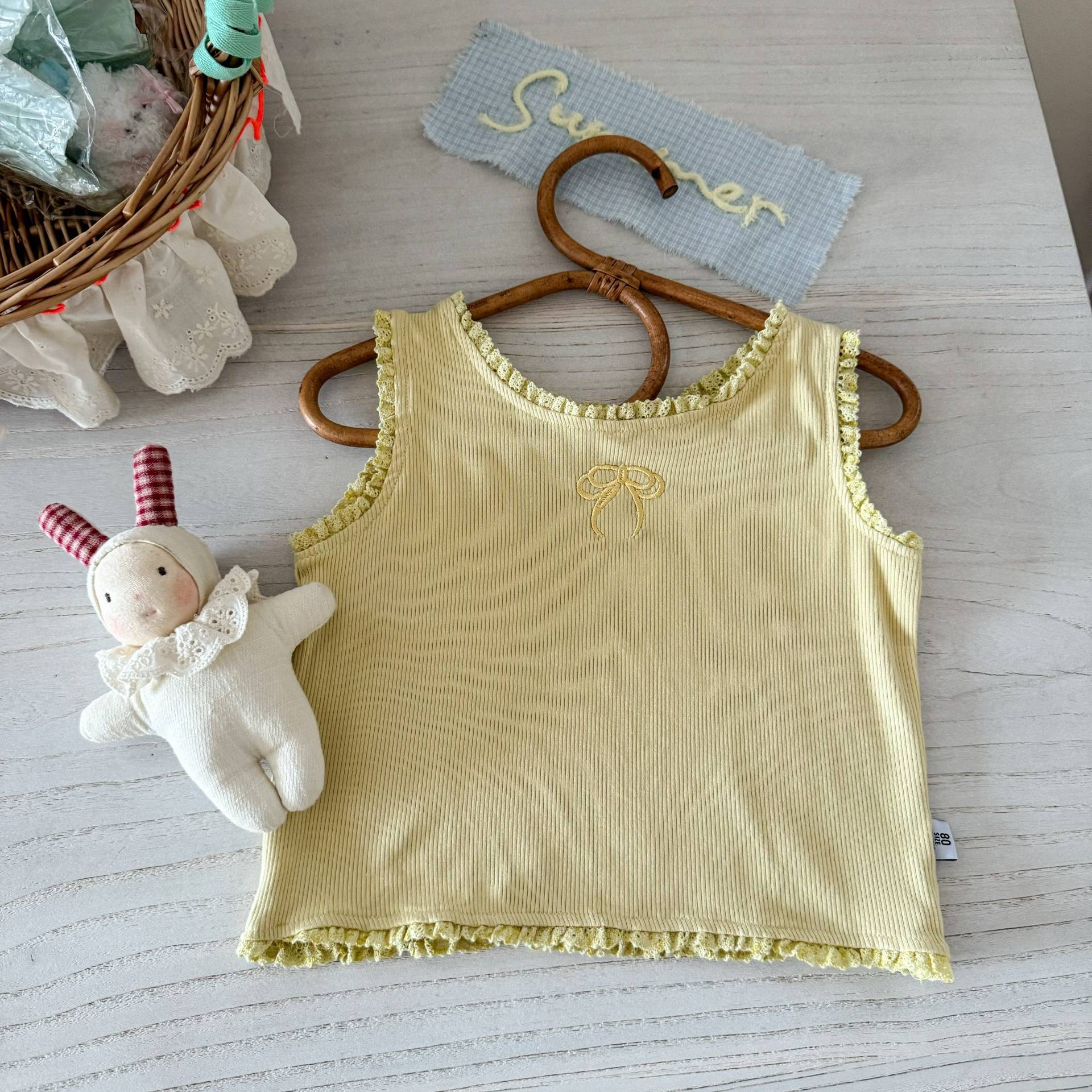Chaleco pequeño con orejas de madera bordadas para niñas