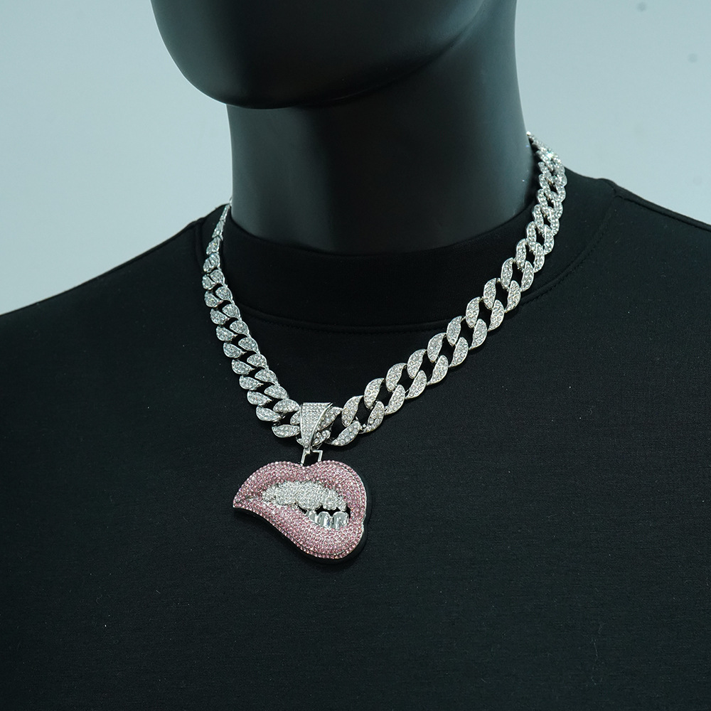 Los labios en polvo plateado con cadenas cubanas de 18 pulgadas