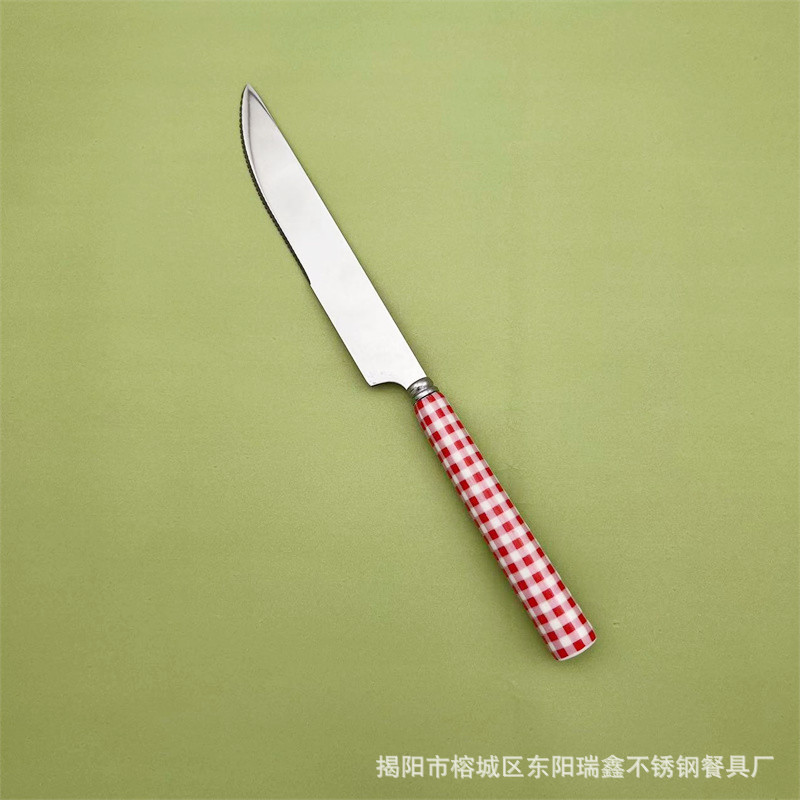붉은 격자 무늬 꽃이 가득한 세라믹 손잡이 칼