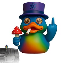 跨境爆款迷幻彩虹鸭树脂摆件 搞怪礼帽蘑菇造型家居桌面装饰 135