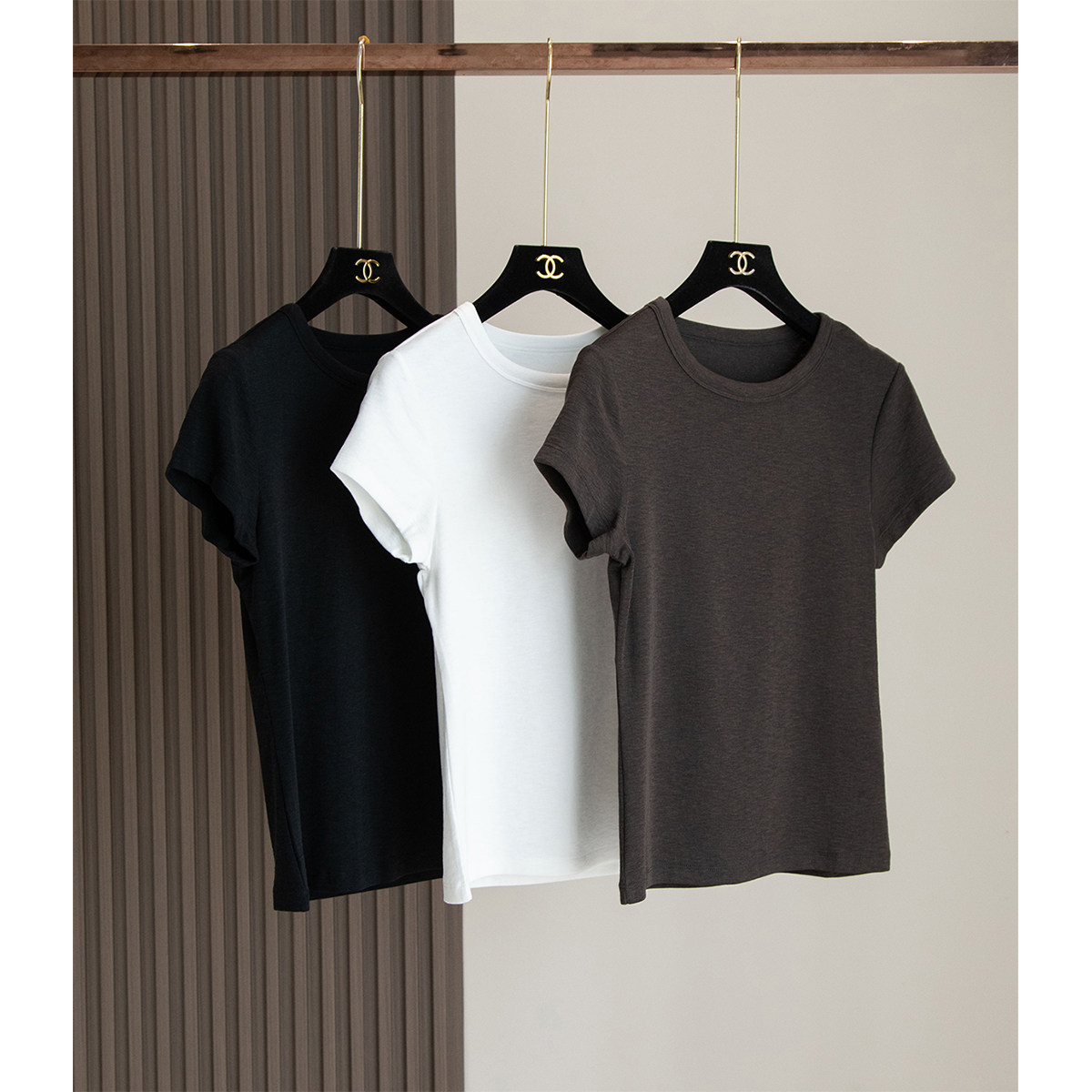 A classic ROW design! Incredibly comfortable fabric, simple basic slim-fit stretch Tencel cotton solid color short-sleeved T-shirt.