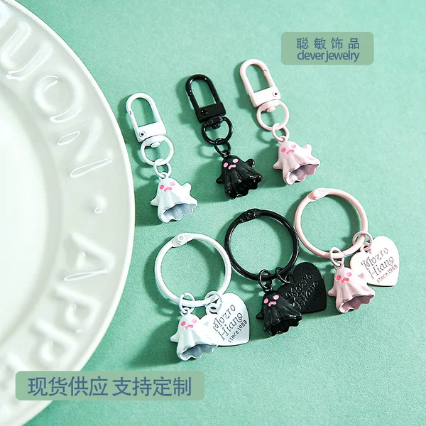 Unique cartoon little ghost heart-shaped pendant keychain, cute and versatile, suitable for girls' bags and accessories