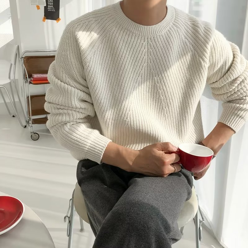 秋冬の軽熟風の新しい丸首のセーターの男性の純色のニットのファッションのゆったりしている底のコートを作ります。