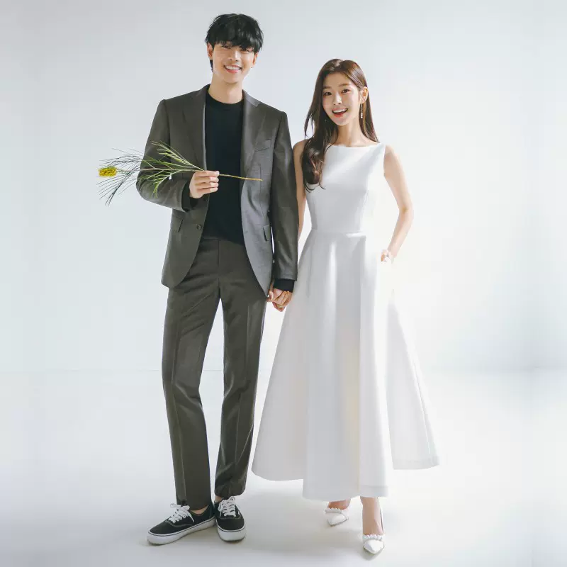 2025年缎面轻婚纱新款简约旅拍裙结婚登记小礼服写真订婚气质领证