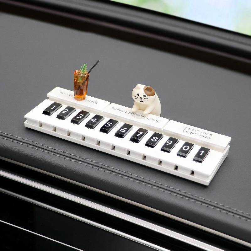 [Pianista perezoso] Número de estacionamiento temporal del automóvil, placa de teléfono móvil del gato, placa de matrícula oculta, mujer