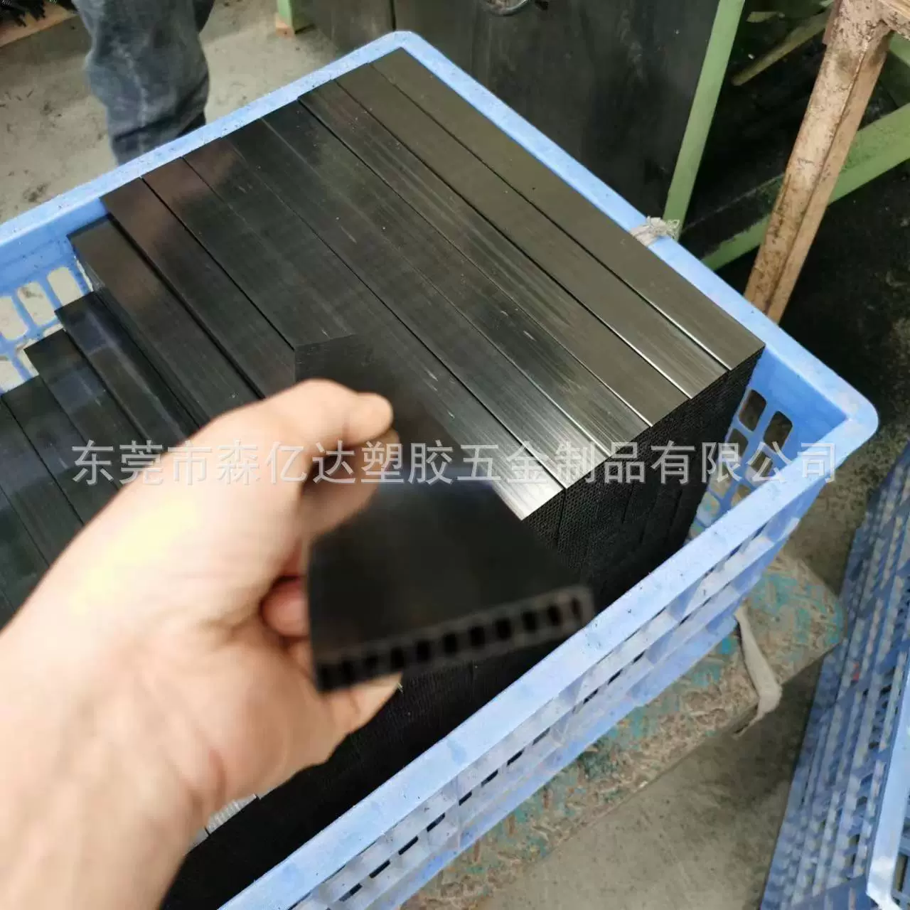 Дунгуань поставляет черные сотовые панели из АБС-пластика, пластиковые панели из АБС-пластика и сотовые панели из АБС-пластика, которые изгибаются для изготовления каркасов чемоданов и сверлятся.