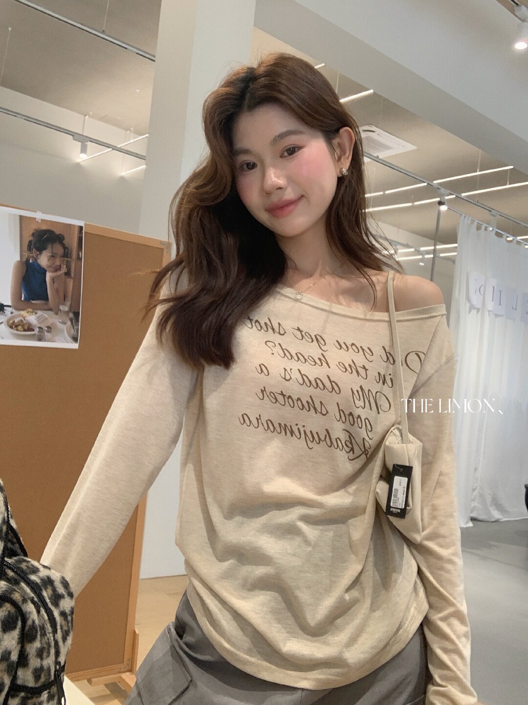 Áo thun nữ tay dài cổ tròn in chữ, phong cách Hàn Quốc, chất liệu cotton thoáng mát — màu đen, màu trắng, màu xám, màu vàng chi tiết 19