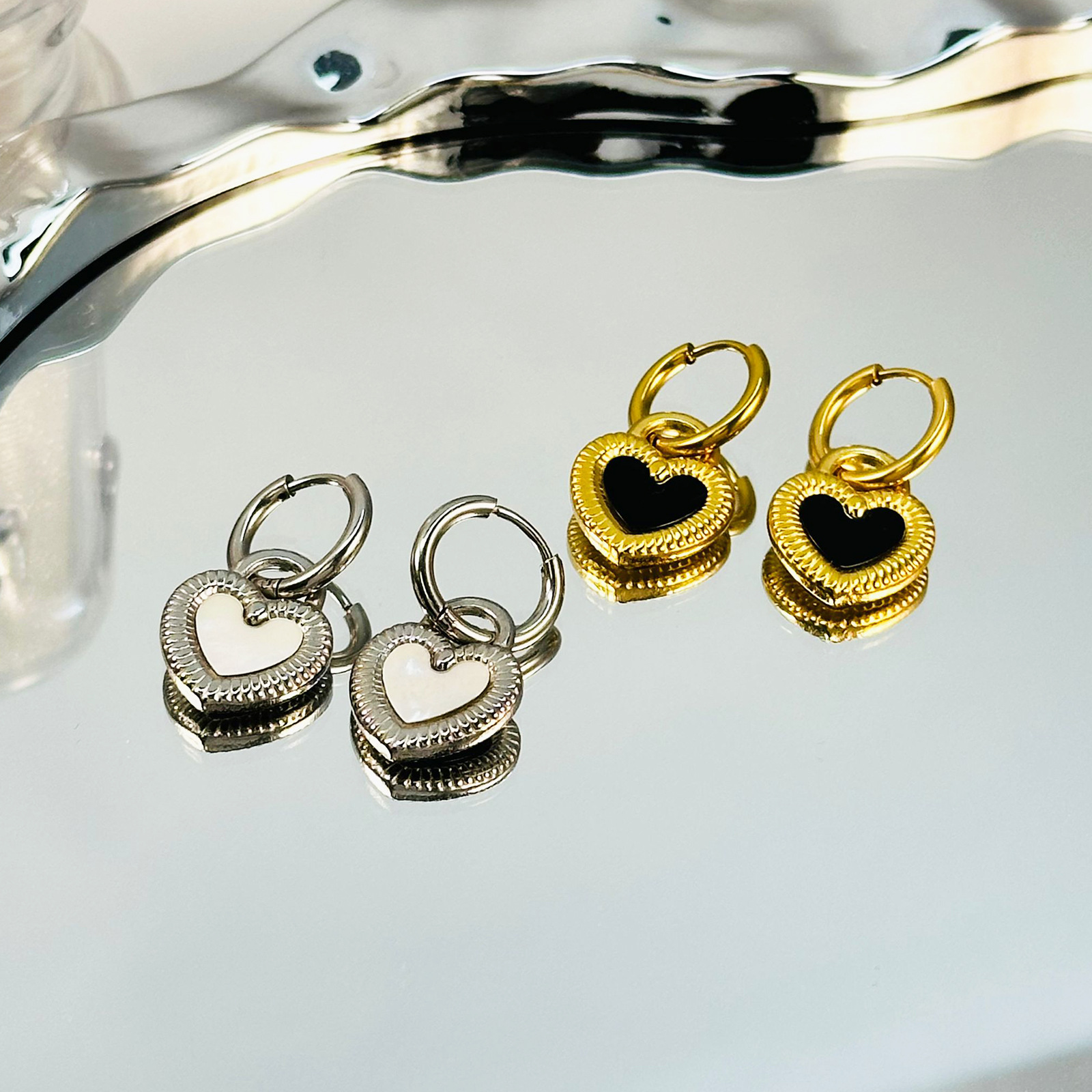 Amor negro y blanco oro moda personalidad de acero de titanio orejetas de lujo ligero para mujeres atmósfera popular pendientes de lujo ligero joyas