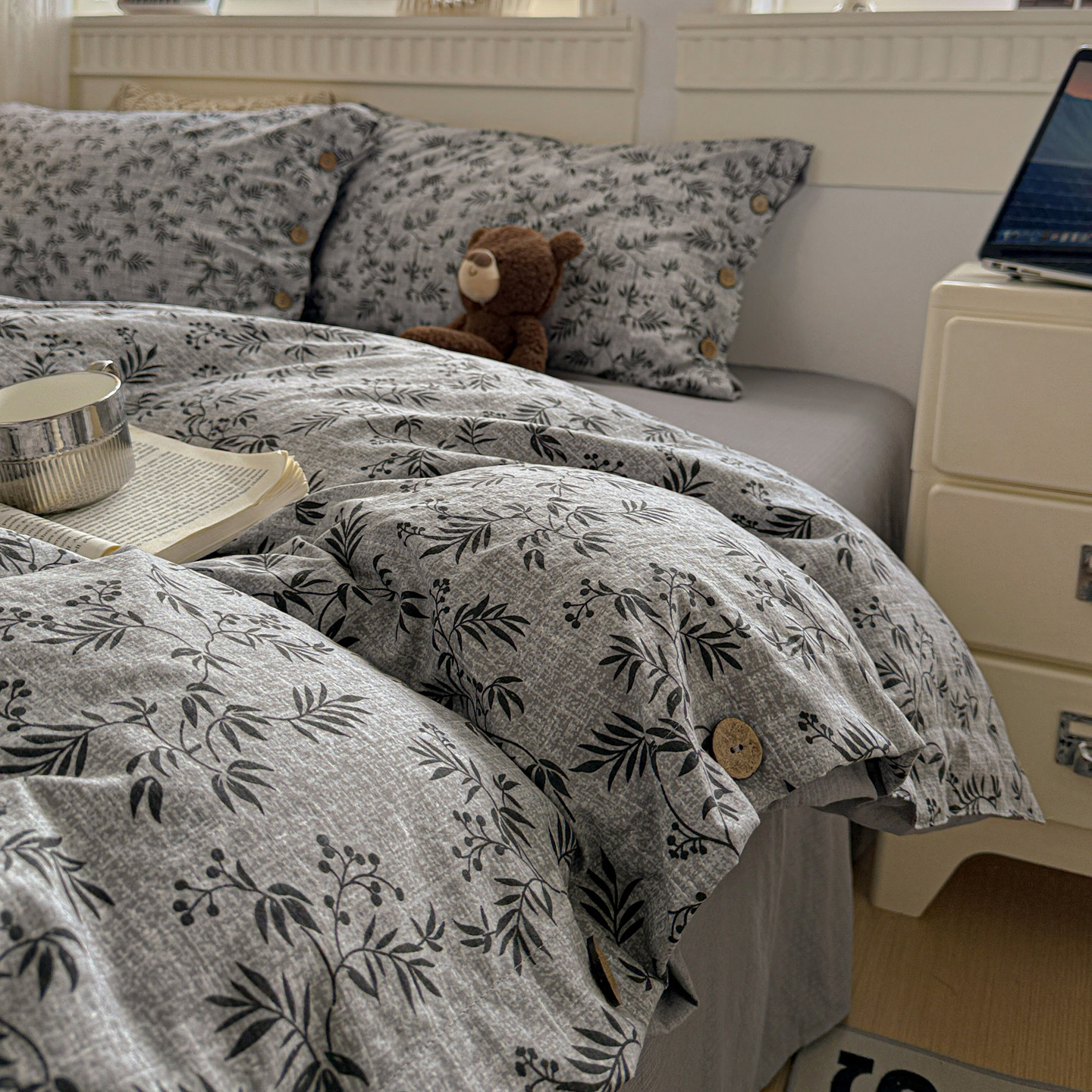 Classe A algodón bruto lino de cuatro piezas retrógrado botones de flores sábanas de algodón cubierta de cama de tres piezas conjunto de ropa de cama