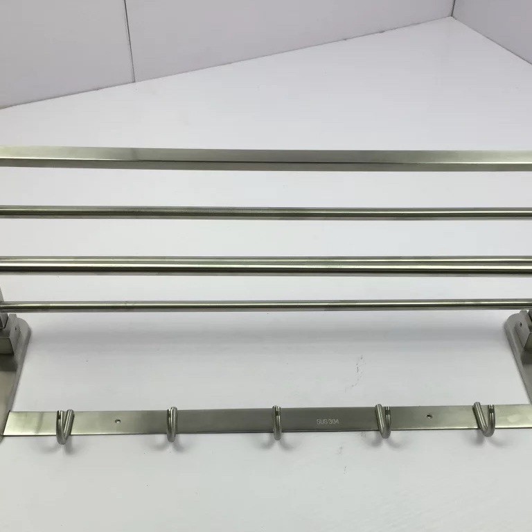 Perforación-libre 304 Acero inoxidable plegable móvil toalla rack Hotel toalla rack nuevo D-tipo de almacenamiento de pared cepillado brillante
