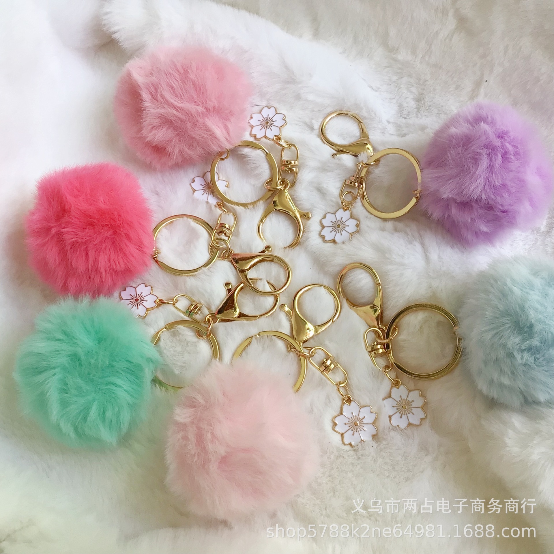 Spot aleación transfronteriza gota aceite flor de cerezo colgante llavero colgante de bola de pelo 5cm imitación conejo rex bola de pelo colgante de flor de durazno