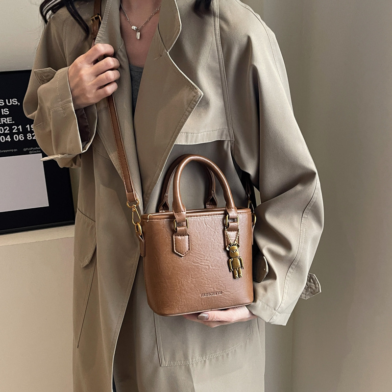 Bolso de mano para mujeres 2026 nuevo diseño de nicho universal bolso de cubo de alta sensación de explosión popular bolso de hombro