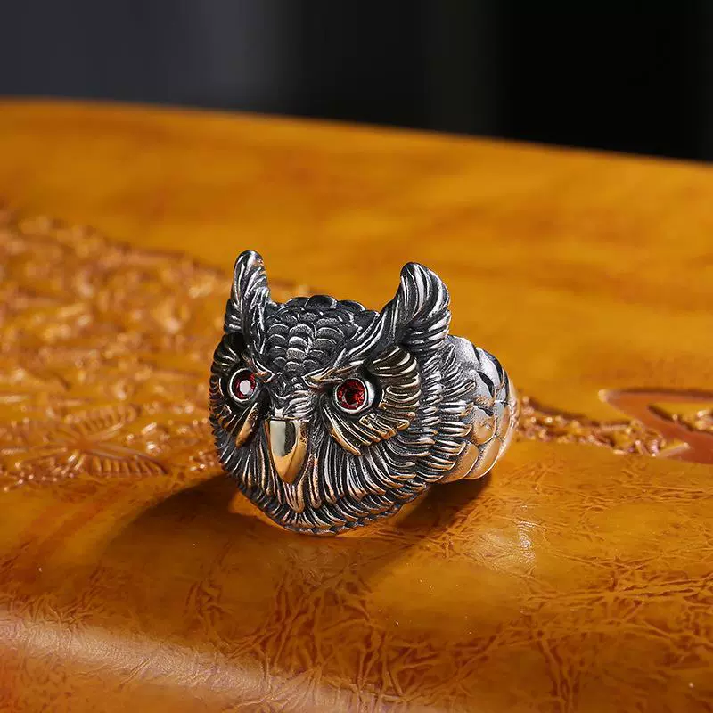 Retro men's ring, on index finger, light luxury style