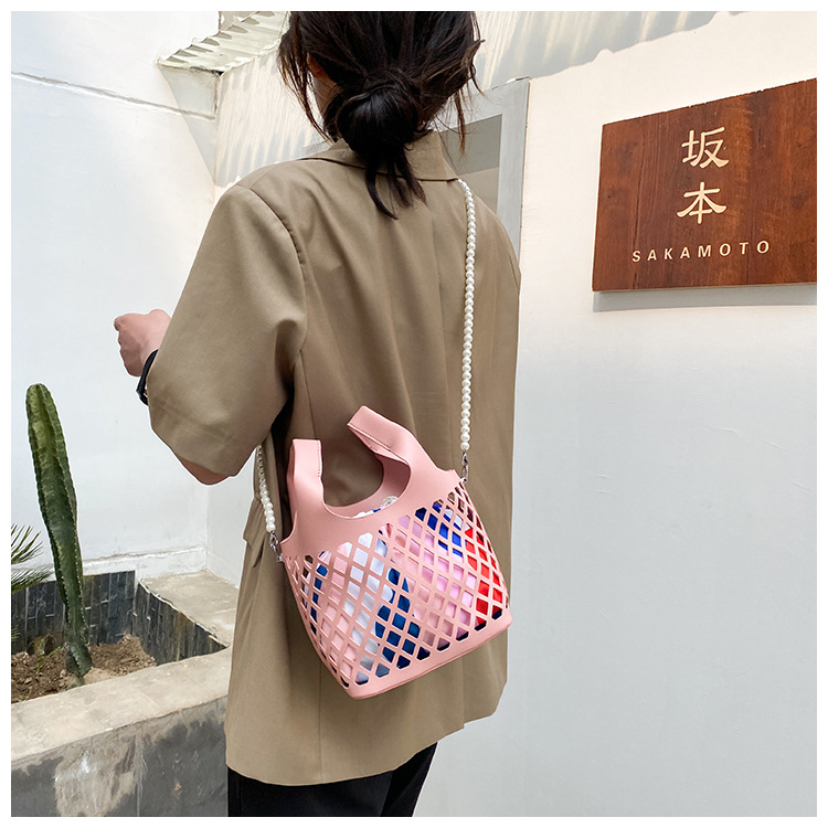 Femmes Moyen Faux Cuir Couleur Unie Vêtement De Rue Chaîne De Caractères Sac Seau display picture 4