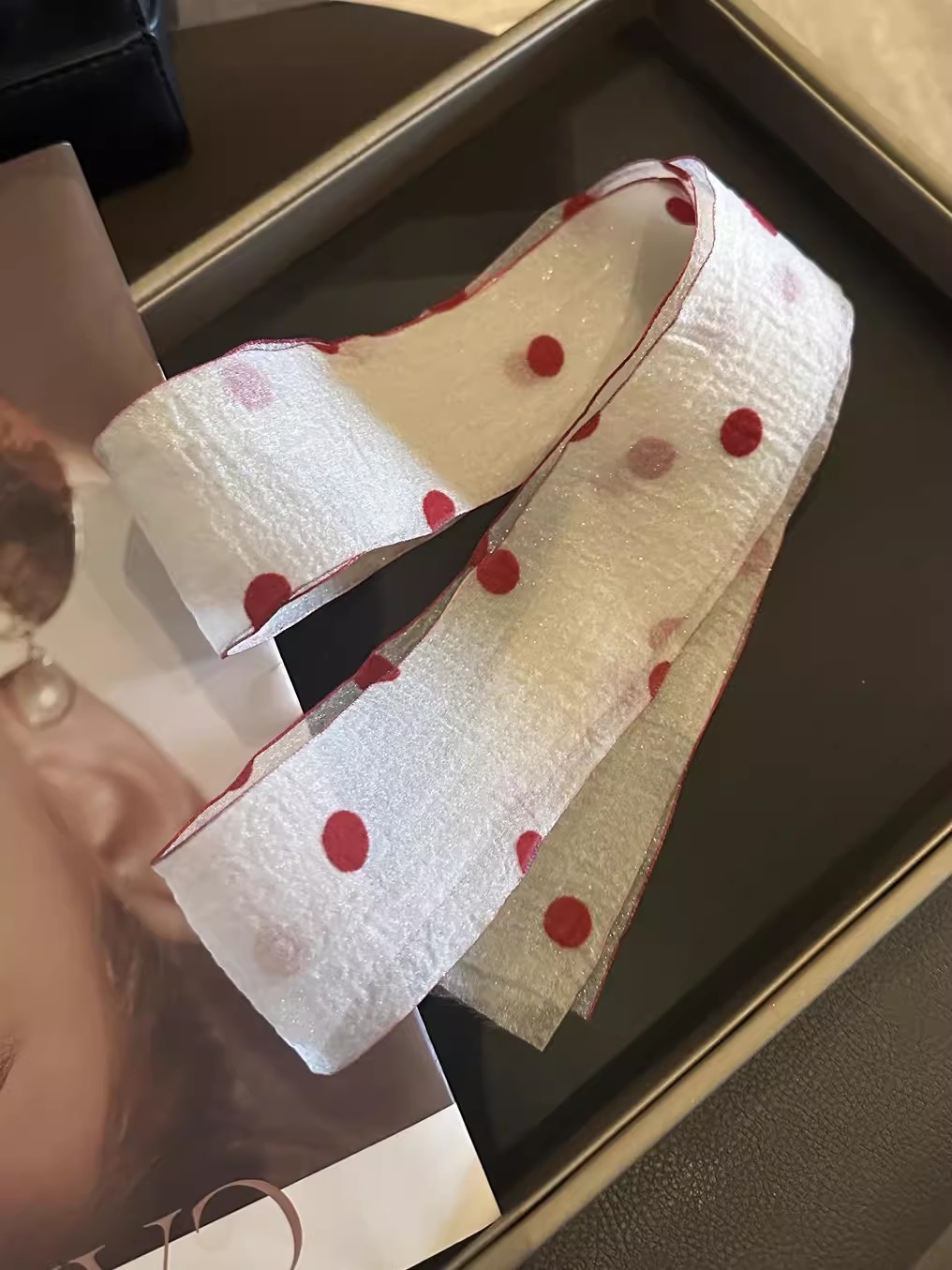 큰 빨간 물방울 무늬