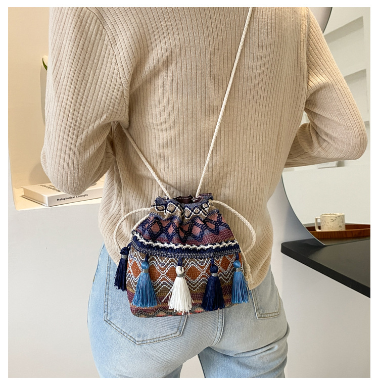 The 2022 new trendy and fashionable fringed bucket bag, a single-shoulder personalized crossbody bag with ethnic style undefined