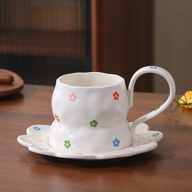 Pins viento rojo pequeño amor de alto valor pintado a mano bajo vidriado juego de tazas y platillos de cerámica taza de café irregular taza de agua