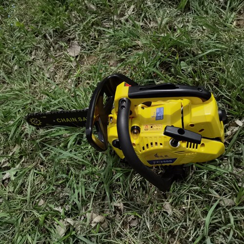 Wholesale factory price 2500 small oil saw, handheld tree cutting wood gas chain saw, one-handed oil saw