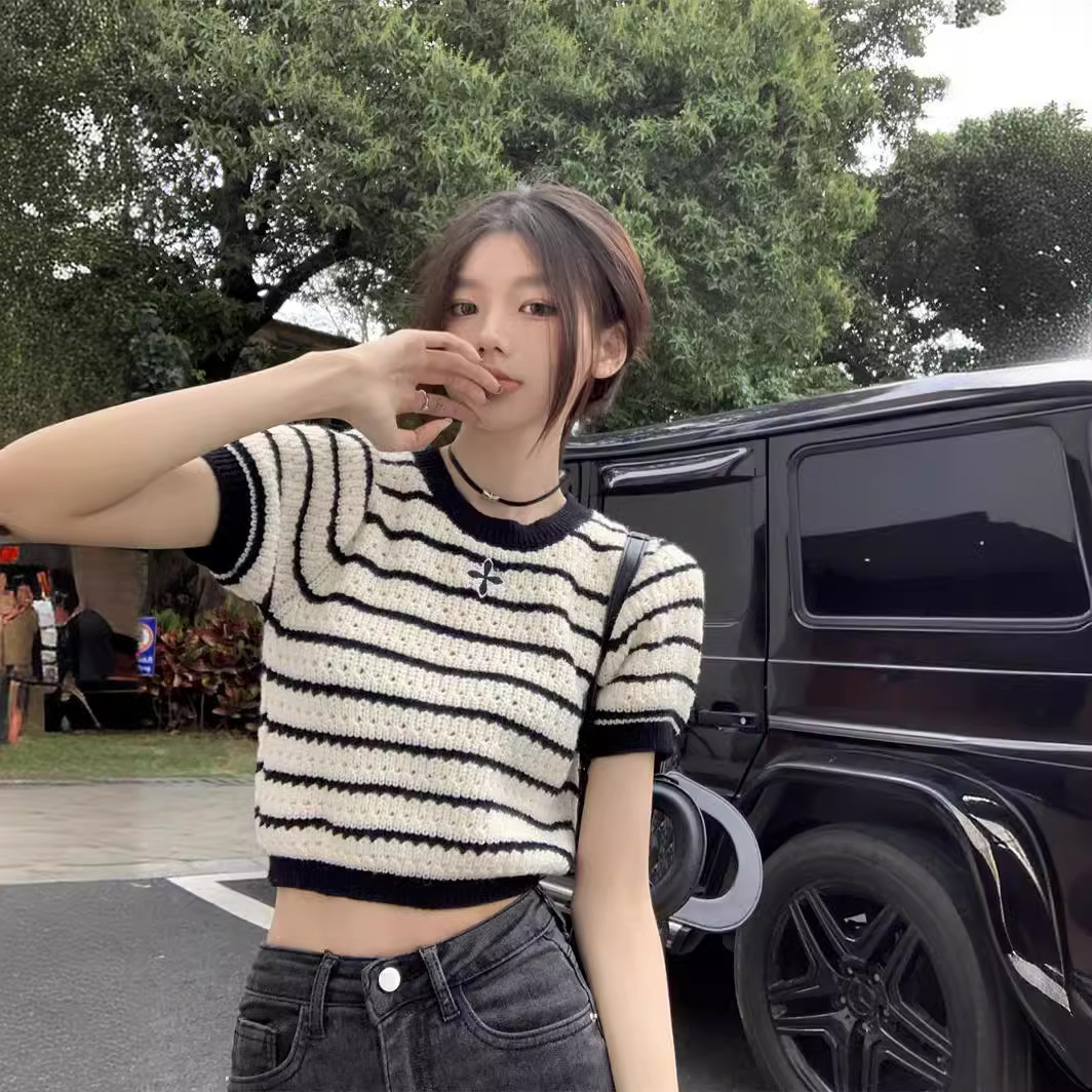 Retro knitted summer short T-shirt with a round collar