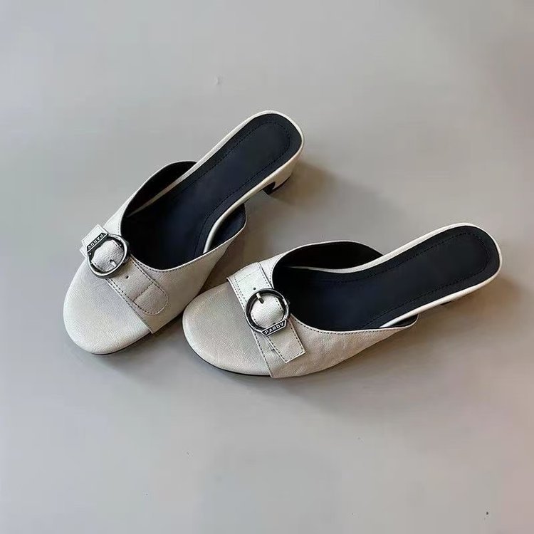 Zapatillas de tacón grueso francés de hadas 2026 verano un cinturón de pedal botón de cinturón de zapatillas de dedos abiertos para mujeres