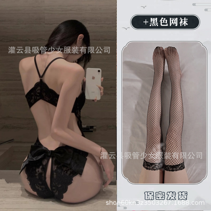 검은색 점프수트 + 검은색 망사스타킹