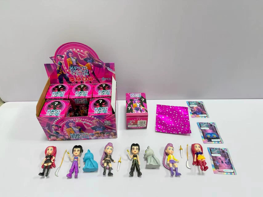 Versión dorada de la combinación de hombre de palo de madera extraño de costura, neumáticos de elefante ensamblados, todo divertido modelo de muñeca de decoración de escritorio