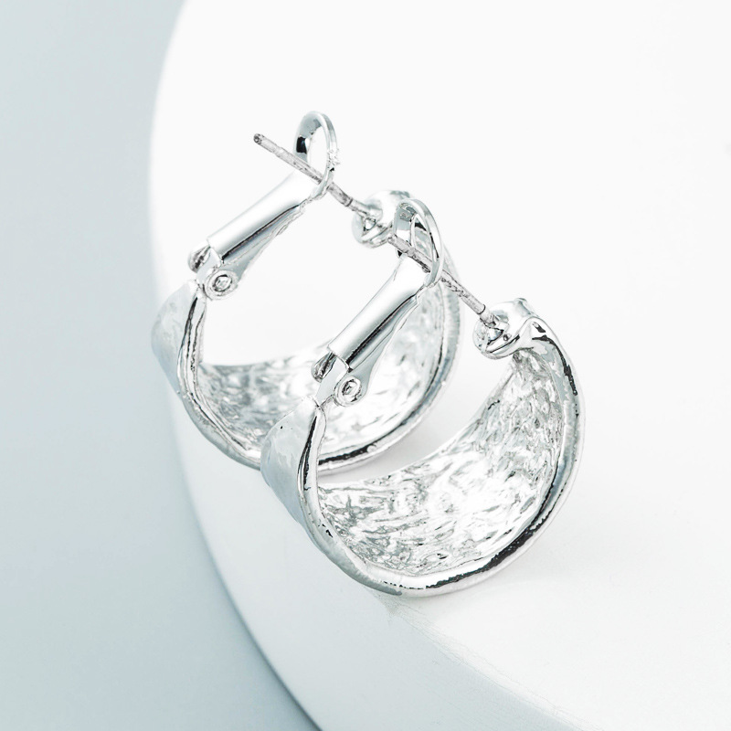 Vente En Gros Bijoux Simples Boucles D&#39;oreilles Creuses En Forme De C Nihaojewelry display picture 4