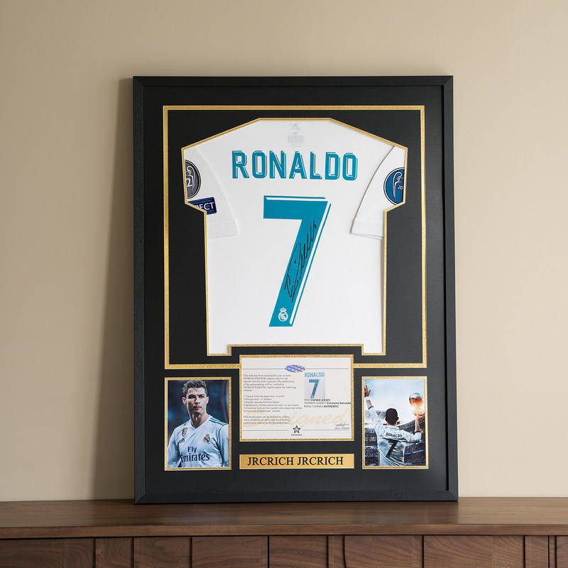 Cross-border jersey display frame, featuring a star player's autograph on a T-shirt, for collecting, displaying, and protecting jerseys as a commemorative gift. Solid wood frame Cross-border jersey display frame, featuring a star player's autograph on a T-shirt, for collecting, displaying, and protecting jerseys as a commemorative gift. Solid wood frame