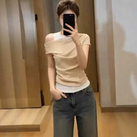 韩系辣妹假两件露肩卡其色短袖t恤女夏季不对称设计感INS修身上衣