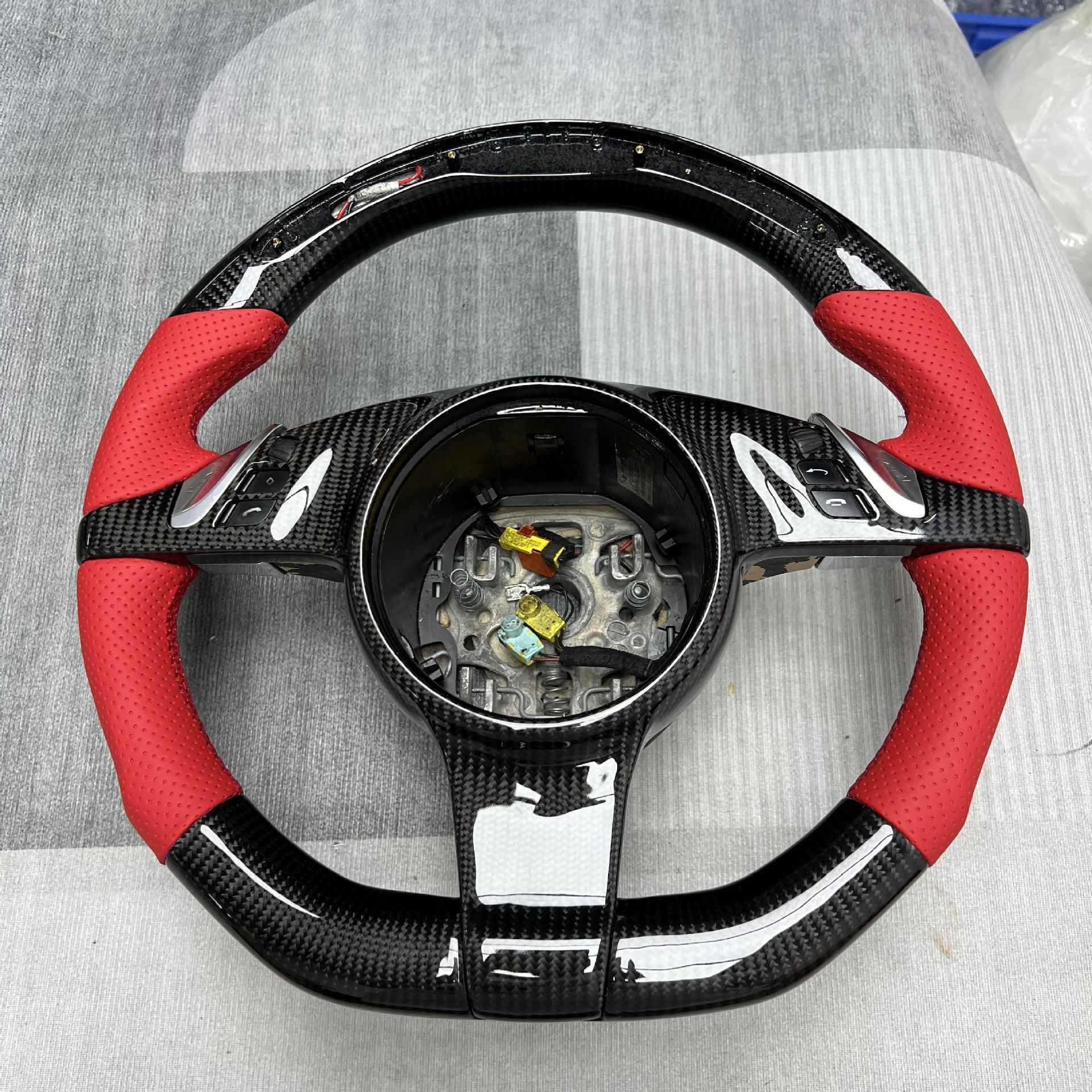 Carbon Fiber Steering Wheel Customization Suitable for Porsche Macan Cayenne Panamera Steering Wheel Processing